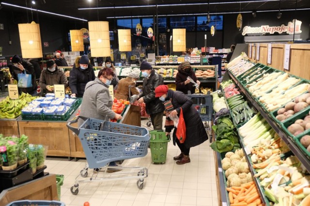 To prawdziwe szaleństwo! Przed świętami Bożego Narodzenia sieci handlowe obniżyły ceny setek produktów. Niektóre artykuły sklepy rozdają za darmo! Zobaczcie, gdzie kupicie najtańszego karpia, mandarynki i pomarańcze. W jednym miejscu zebraliśmy dla Was promocje z takich sklepów jak Biedronka, Lidl, Kaufland, Auchan, Netto i Aldi. Już nie musicie przeglądać gazetek promocyjnych. Zrobiliśmy to za Was! 

Oto najlepsze oferty. Sprawdźcie, jak możecie zaoszczędzić w dobie szalejącej inflacji >>>>>> 