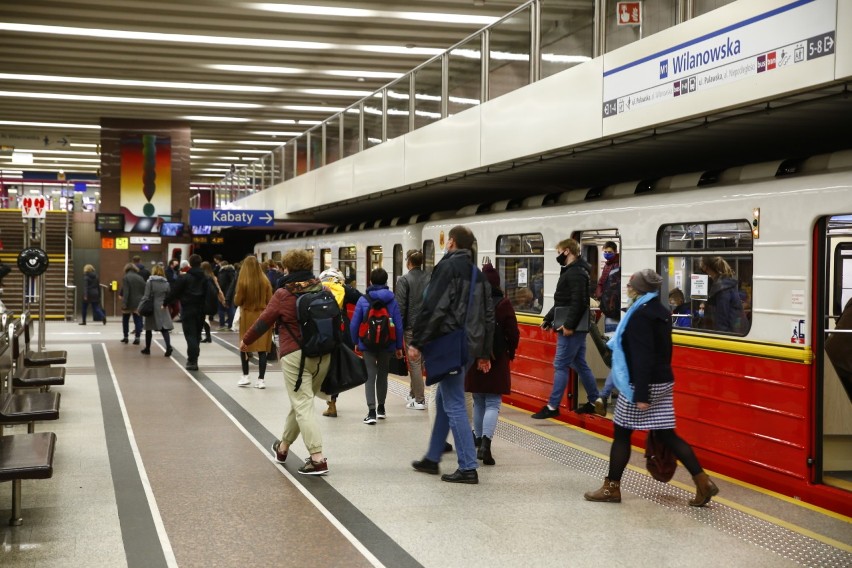 Godziny szczytu w metrze. Brak bezpiecznej odległości i maski na brodach. Jak zachować reżim sanitarny?