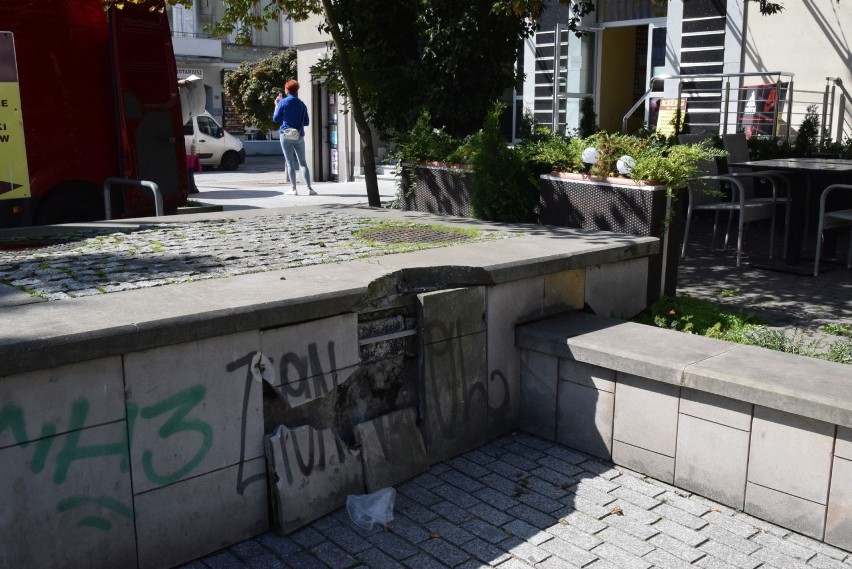 Rozpadający się murek w centrum Kielc. "To wstyd" mówią mieszkańcy. Kto powinien naprawić? ZDJĘCIA]