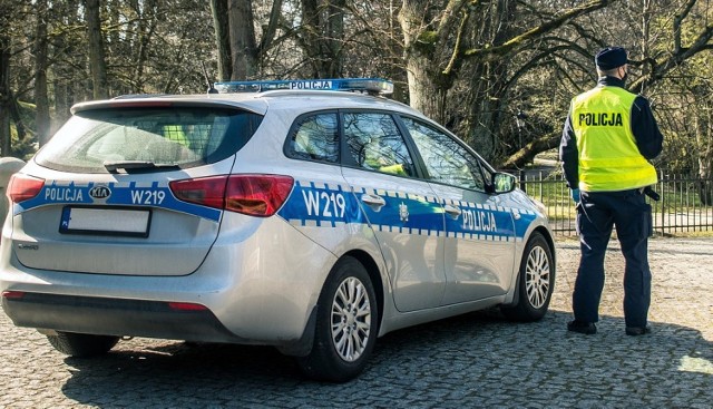 Oświęcimscy policjanci zatrzymali pijanych rodziców, sprawujących opiekę nad małoletnimi dziećmi.