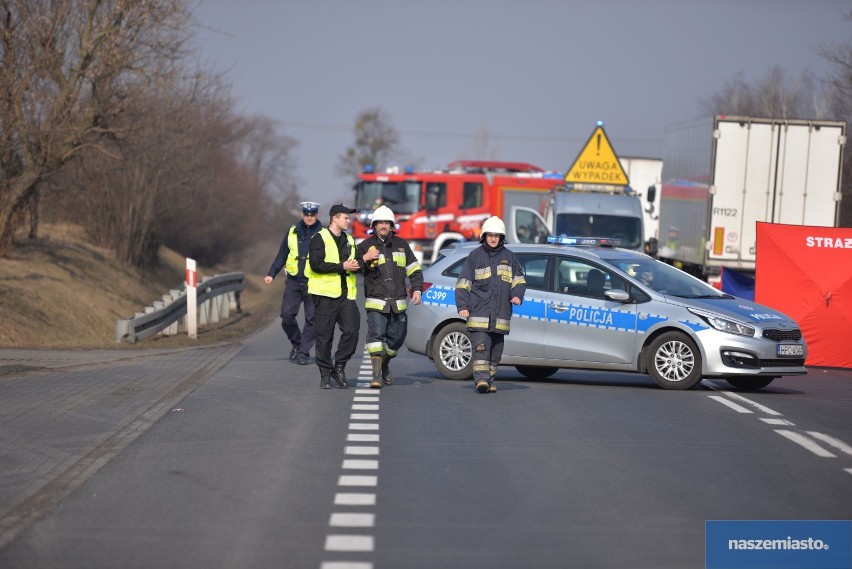 Tragiczny wypadek na drodze krajowej nr 10 Lipno - Toruń. Nie żyją 38-letnia kobieta i jej 7-letni syn [zdjęcia]