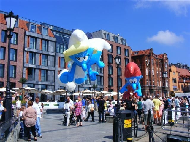 Smerfetka i Papa Smerf - ulicami Gdańska przeszła kolorowa parada smerfów (wideo i zdjęcia)