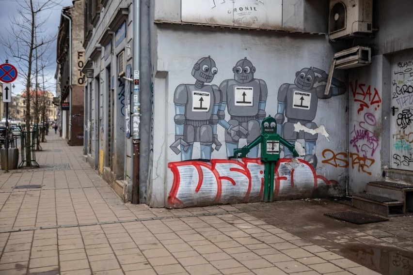 Ktoś zniszczył mural z robotami na ul. Zwierzynieckiej....