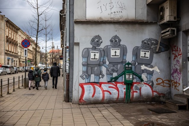 Ktoś zniszczył mural z robotami na ul. Zwierzynieckiej. Ślady swojej działalności zostawił też na kamienicach w okolicy