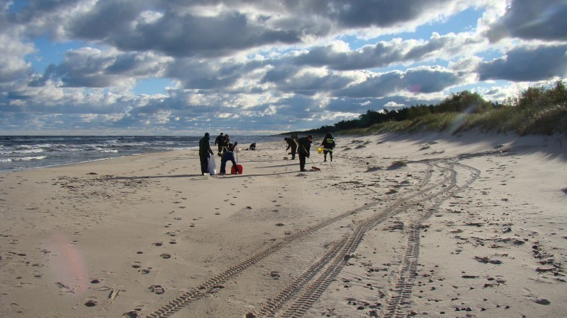 Trwa sprzątanie plaży