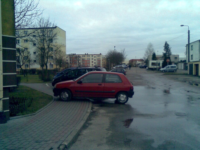 Skuteczne blokowanie chodnika, a fosa wodna na jezdni mu...