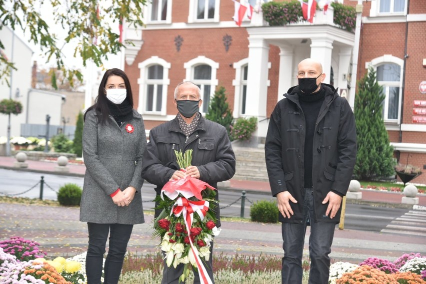 Opalenica. Delegacje złożyły kwiaty pod pomnikiem z okazji Święta Niepodległości