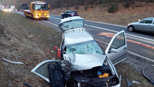 W Pazurku (DW 783) doszło do wypadku z udziałem samochodu osobowego i ciężarowego.
