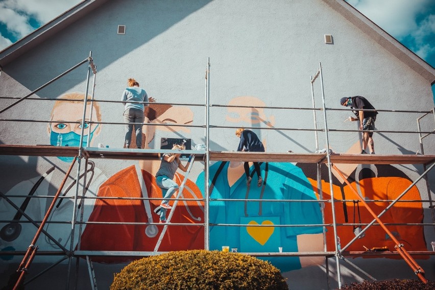 W Rogoźnie trwają prace przy muralu dla służby zdrowia