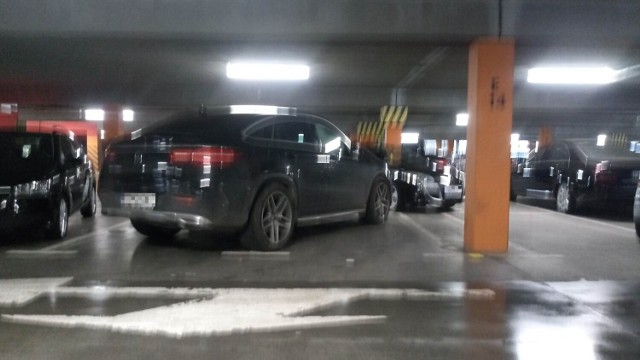 Tak kilku właścicieli aut zaparkowało swoje pojazdy w Carrefourze. Tutaj nie można mówić o pomyłce. Zrobili to celowo! ZOBACZ WIĘCEJ ZDJĘĆ >>>