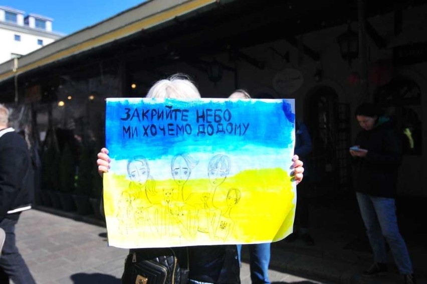 Spontaniczny protest Ukraińców pod konsulatem USA: Zamknijcie niebo nad Ukrainą [ZDJĘCIA]