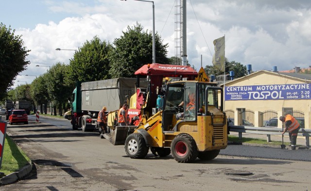 Trwa remont ulicy Piłsudskiego w Grudziądzu. Pracownicy Przedsiębiorstwo Budowy Dróg i Mostów ze Świecia układają właśnie warstwy bitumiczne na jednym pasie jezdni. Ruch pojazdów jest utrudniony. Najlepiej omijać ten fragment miasta korzystając z objazdów.

