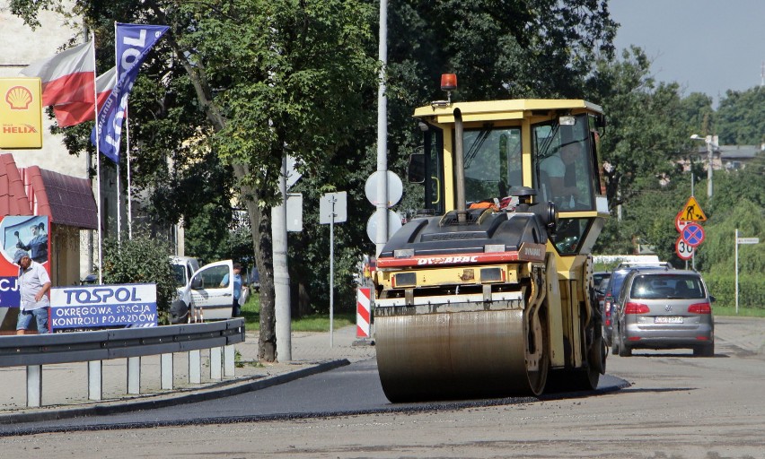 Trwa remont ulicy Piłsudskiego w Grudziądzu. Pracownicy...