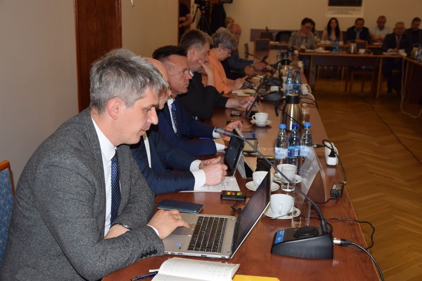 Sesja Rady Powiatu w Wieluniu - 30 maja 2022 r. Powołano komisję, która wybierze dyrektora szpitala ZDJĘCIA