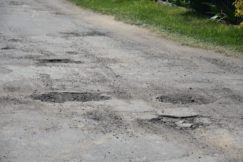 Ulica Wysoka w Żorach jest dziurawa jak szwajcarski ser....