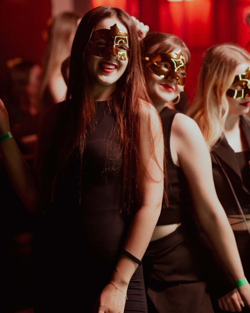 Piękne studentki w złotych maskach królowały w MASKA Incognito Club w Kielcach. Byłeś? Znajdź się na zdjęciach