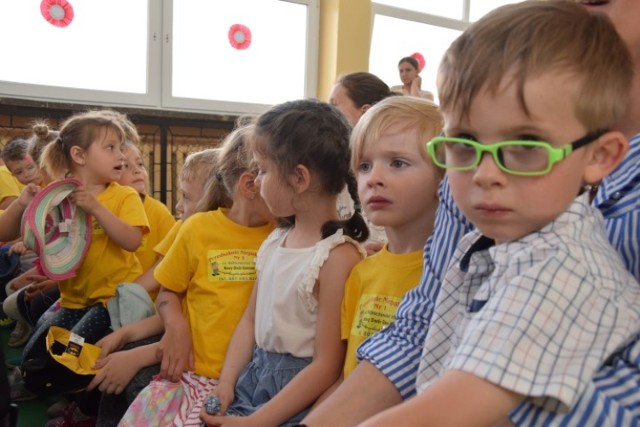 Nowy Dwór Gdański. Ogłoszono zwycięzców tradycyjnego konkursu z okazji Dnia Flagi Narodowej. Nagrodzeni odebrali upominki w czasie uroczystego apelu w nowodworskiej Szkole Podstawowej nr 1.