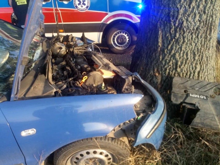 Wypadek w powiecie włocławskim. Volkswagen uderzył w drzewo [zdjęcia]