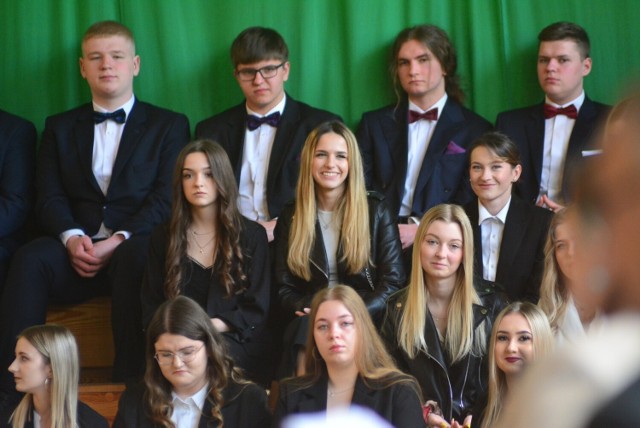 W piątek, 28 kwietnia  uczniowie klas czwartych z Liceum Ogólnokształcącego imienia Bartosza Głowackiego w Opatowie uroczyście pożegnali szkołę.