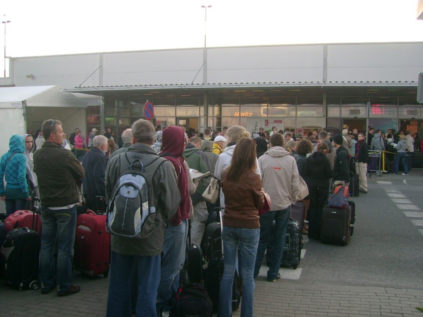 Godzina 06.45. Pasażerowie oczekiwali w dwóch specjalnych...