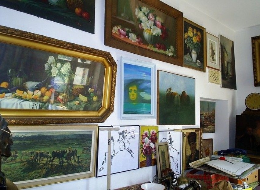 Obrazy na ścianie muzeum domowego Fot.Karol Szmagalski