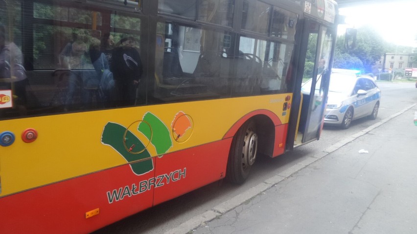 Kolizja autobusu komunikacji miejskiej w Wałbrzychu -...