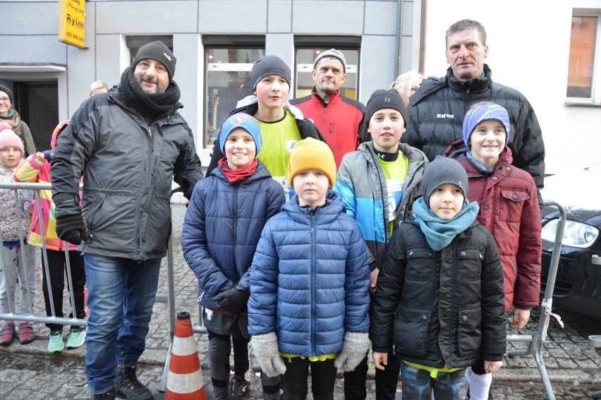 Lębork. W 29 edycji Biegów Mikołajkowych najlepsze sztafety uczennic SP3 i uczniów z Nowej Wsi