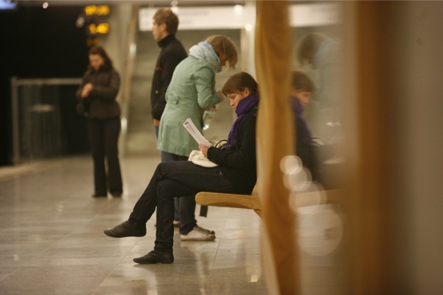 Książka w metrze. Przy stacjach podziemnej kolejki dostaniesz egzemplarz za darmo!