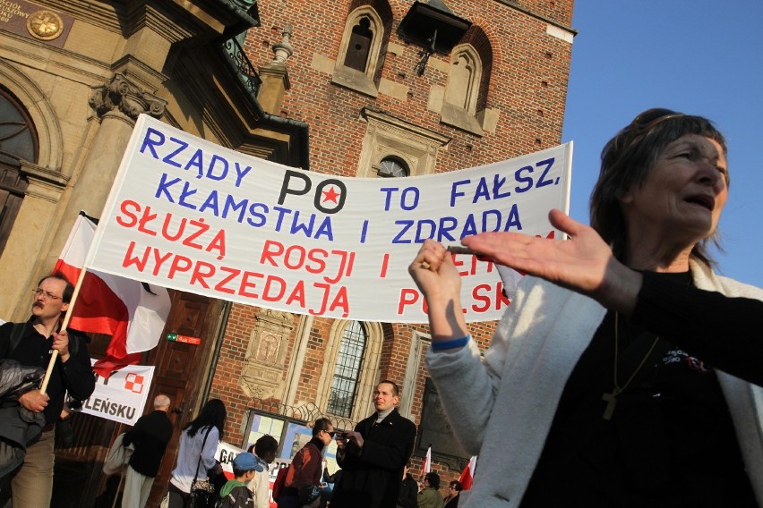 Kraków: rocznica pogrzebu Lecha i Marii Kaczyńskich. Zwolennicy pochówku [ZDJĘCIA]