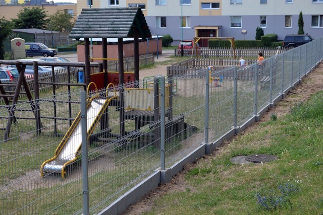 Część spornego ogrodzenia przy placu zabaw dla dzieci już stoi. Po protestach niektórych mieszkańców prace jednak przerwano. Zdanie w sprawie ma teraz zabrać zarząd spółdzielni