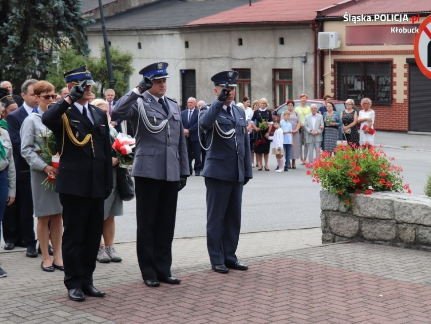 Kłobuck: Dzień Wojska Polskiego 2018. Pochód ulicami miasta i mizerna frekwencja w MOK-u ZDJĘCIA