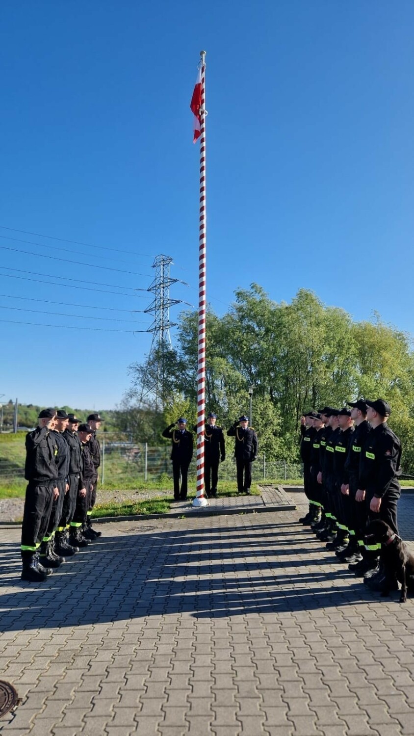 Gdańscy strażacy w Dzień Flagi przypominają: Każdy może...