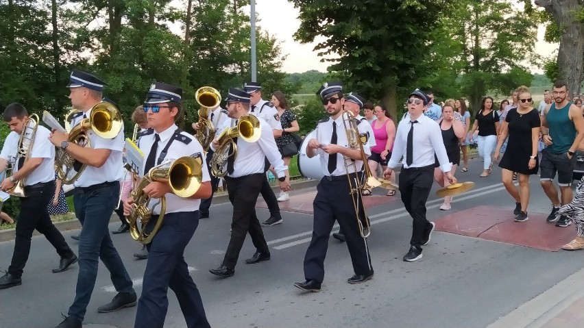 Występy mażoretek otworzyły w sobotę XXV Noc Świętojańską w Osiecznej. Na plaży przy jeziorze Łoniewskim bawiły się tłumy. ZDJĘCIA