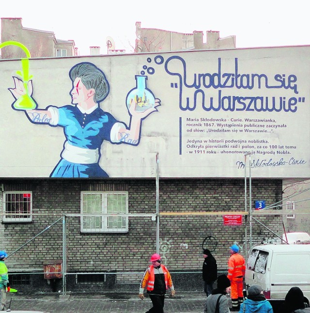 Mural przedstawia Marię Skłodowską-Curie przy pracy