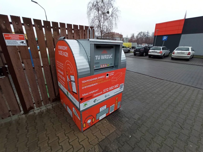 Pojemniki na elektroodpady stojące na Osiedlu Westerplatte w Rawiczu