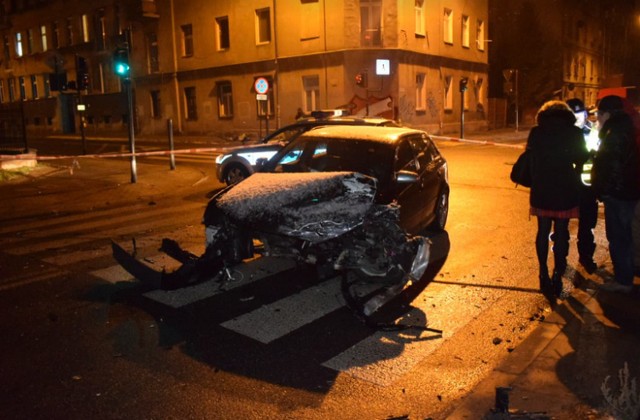 Pierwszy wypadek u zbiegu ul. Nawrot i ul. Przędzalnianej, w którym poszkodowane zostały dwie osoby.