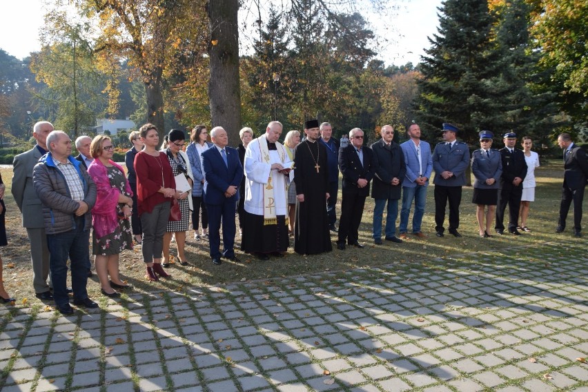 - Pielęgnujmy te dęby, by zapuściły głęboko korzenie, rosły...