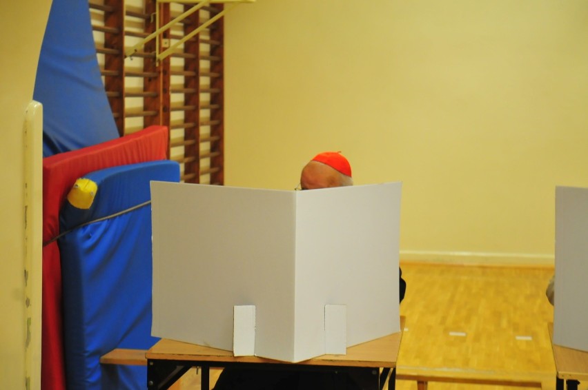 Wybory 2018. Kardynał Stanisław Dziwisz oddał głos w wyborach 