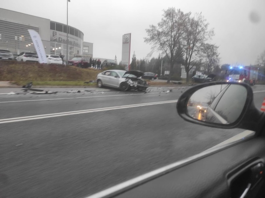 Czołowe zderzenie na ulicy Kieleckiej w Radomiu. Dwie osoby karetki zabrały do szpitala. Sa utrudnienia w ruchu (ZDJĘCIA)