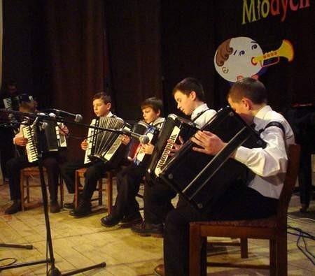 Młodzi instrumentaliści wyszli, zagrali i... aż chciało się słuchać. Na zdjęciu zespół z Młodzieżowego Domu Kultury w Brusach.