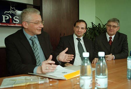Ludwik Dorn (od lewej) podczas wizyty w Mysłowicach, w towarzystwie wojewody Tomasza Pietrzykowskiego i Edwarda Lasoka, kandydata PiS na prezydenta miasta. Zygmunt Wieczorek