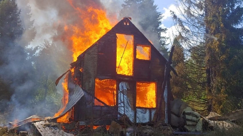 Doszczętnie spłonął dom w Strzebowiskach. Mieszkańcy Bieszczadów i gmina Cisna pomagają rodzinie, która została bez dachu nad głową