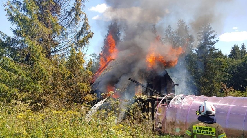 Doszczętnie spłonął dom w Strzebowiskach. Mieszkańcy Bieszczadów i gmina Cisna pomagają rodzinie, która została bez dachu nad głową