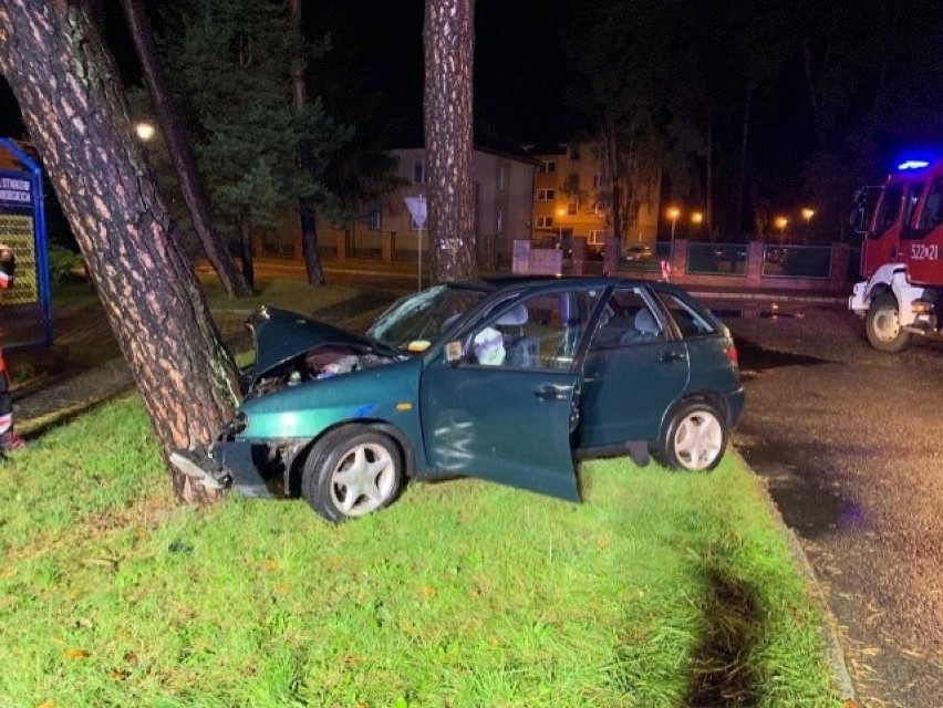 Pijany 26-latek wjechał w drzewo. Jedna osoba ranna