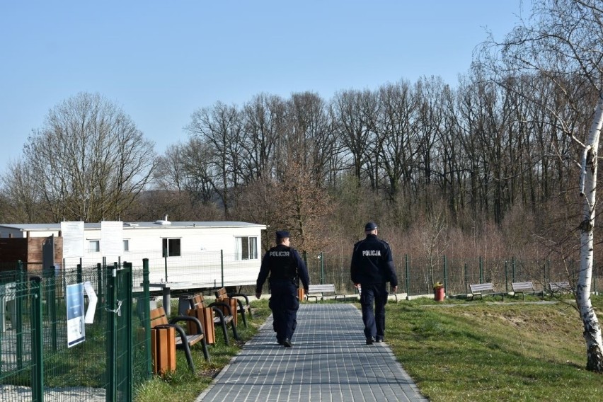 Nowosolscy policjanci wspólnie z innymi służbami kontrolują,...