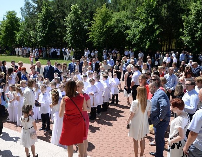 Bełchatów: Pierwsza Komunia Święta w parafii Miłosierdzia Bożego na os. Binków