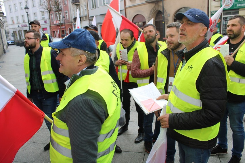Protest rolników w Kaliszu. Demonstracje przed biurami...