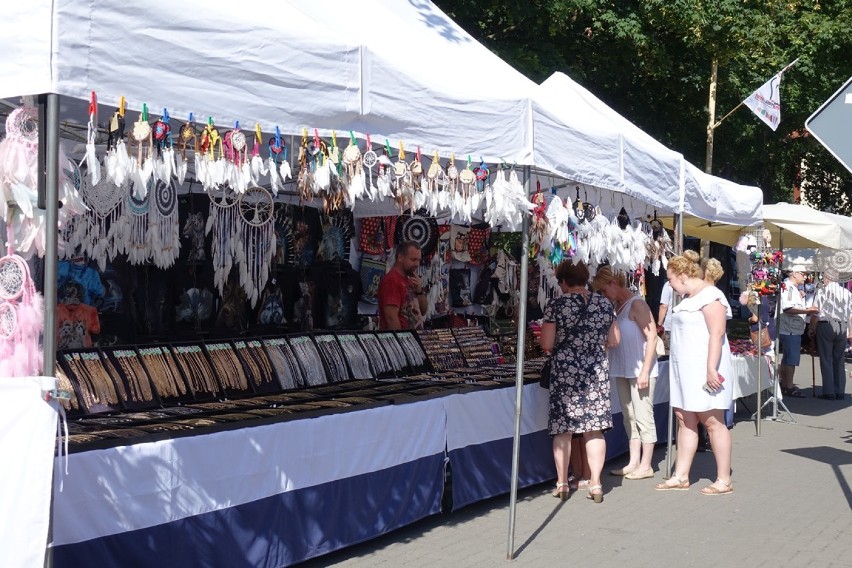 Folklor w Pyrzycach. Stoiska z produktami regionalnymi i...