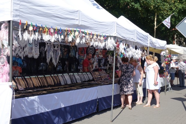 Folklor w Pyrzycach. Stoiska z produktami regionalnymi i rękodziełem. Są też bibeloty i biźuteria