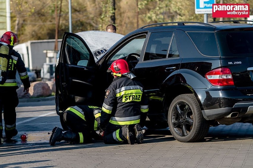 Wałbrzych: Zapalił się Mercedes na parkingu Kaufland [ZDJĘCIA]